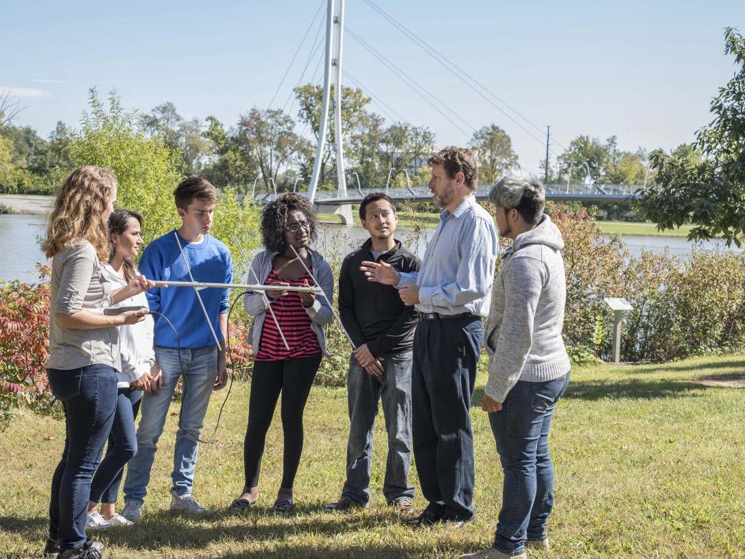 Biology im体育 explaining the use of an antenna in field research.